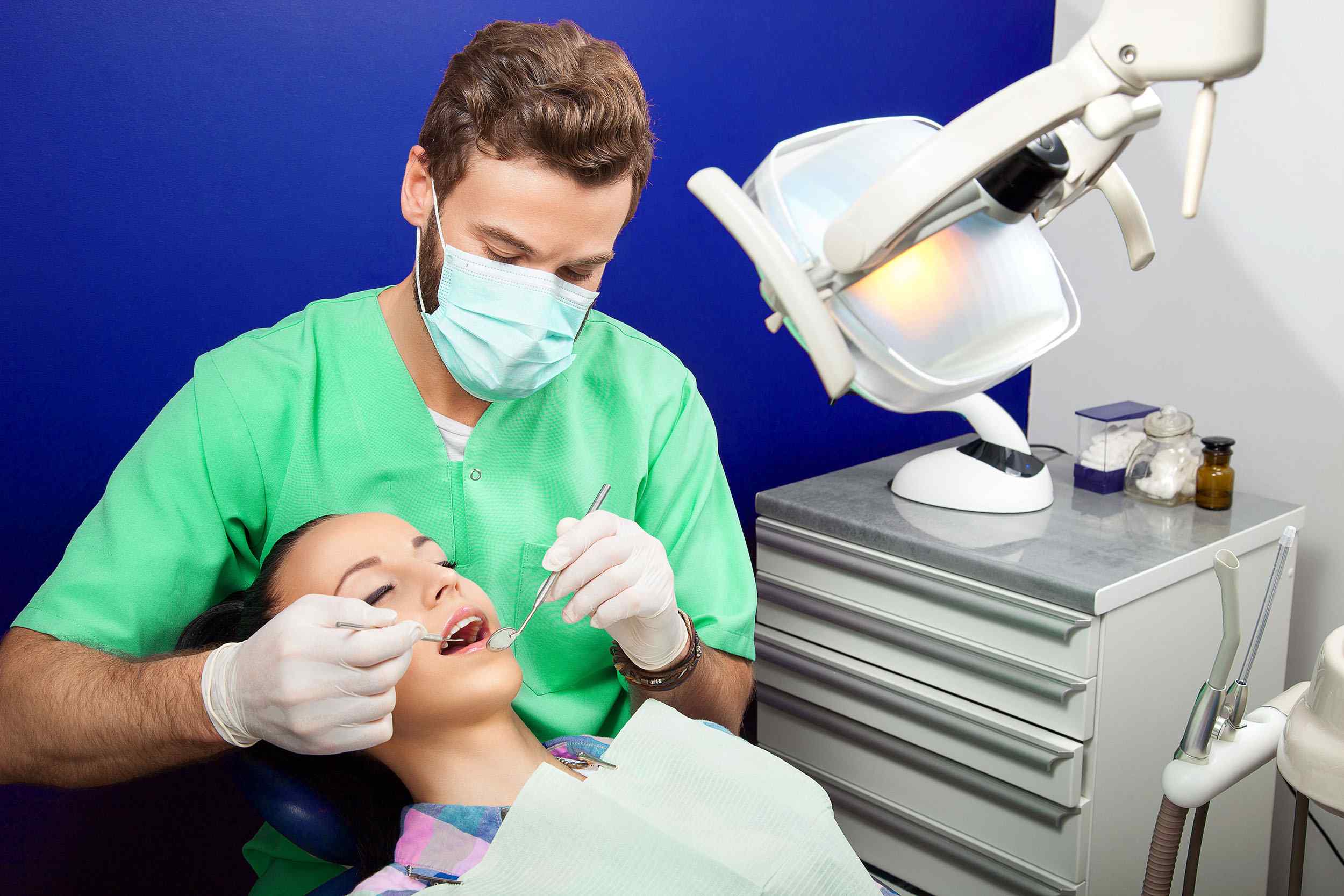 https://clinicasmileway.com/wp-content/uploads/2020/02/img-doctor.jpg